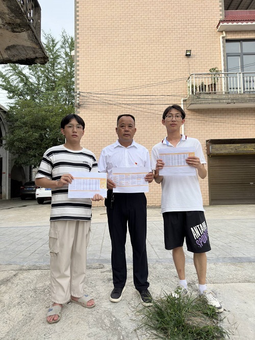 35c1d8b673554fa3839555aa9e086c8a.jpg 宣讲大使和准大学生合影1.jpg