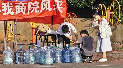 e67eff12c6b84e45a9c4be3267a8f64e.jpg 蹲点干部为新生准备桶装水.jpg