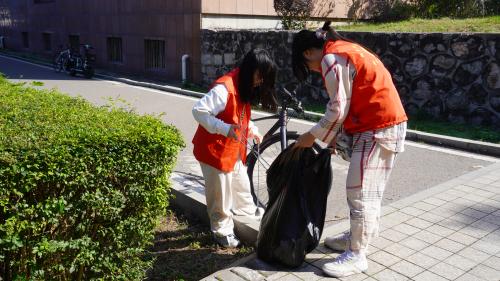 3553d28ffbbf41d1b1b35ee1bfb7bd85.jpg 志愿团打扫桂园入口(1).jpg