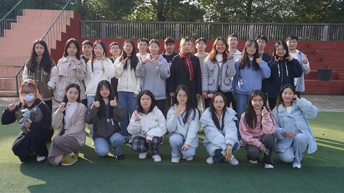 5596bbf275304eaf804539347259d219.jpg 班级合影.jpg